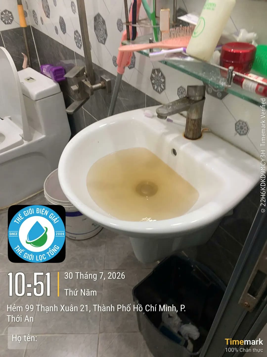 Nước có màu vàng đục chảy ra tại lavabo trước khi vệ sinh đường ống