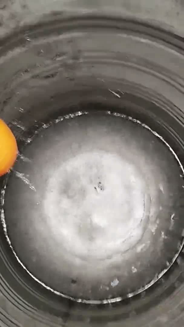 Bên trong bồn chứa nước inox trong lúc kỹ thuật viên cọ rửa và xả cặn