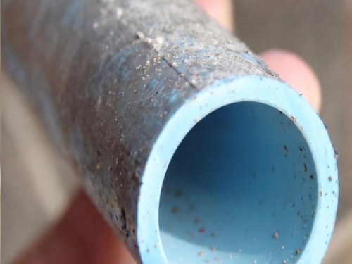 Lòng đoạn ống nước đã sạch cặn sau khi xử lý